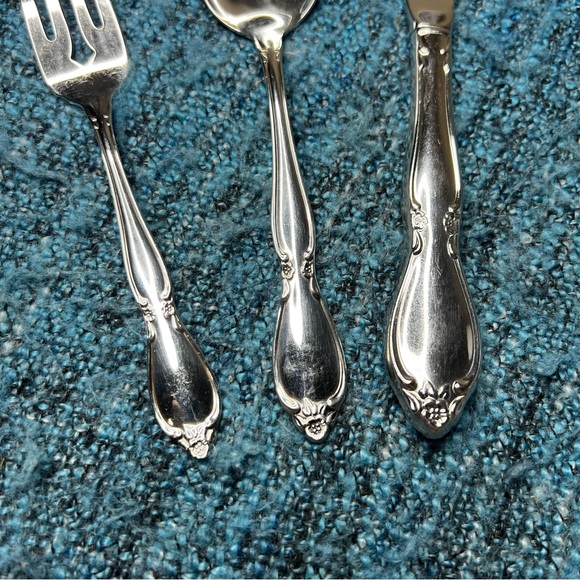 Oneida Community Stainless Chatelaine Silverware Vintage Flatware Set - Picture 2 of 5